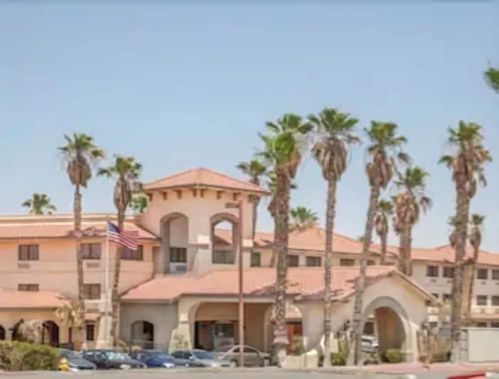 Ramada By Wyndham Barstow Hotel Exterior photo