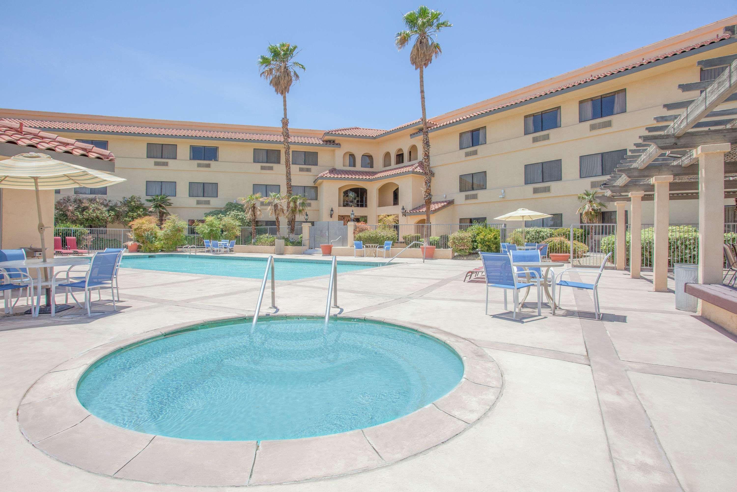 Ramada By Wyndham Barstow Hotel Exterior photo