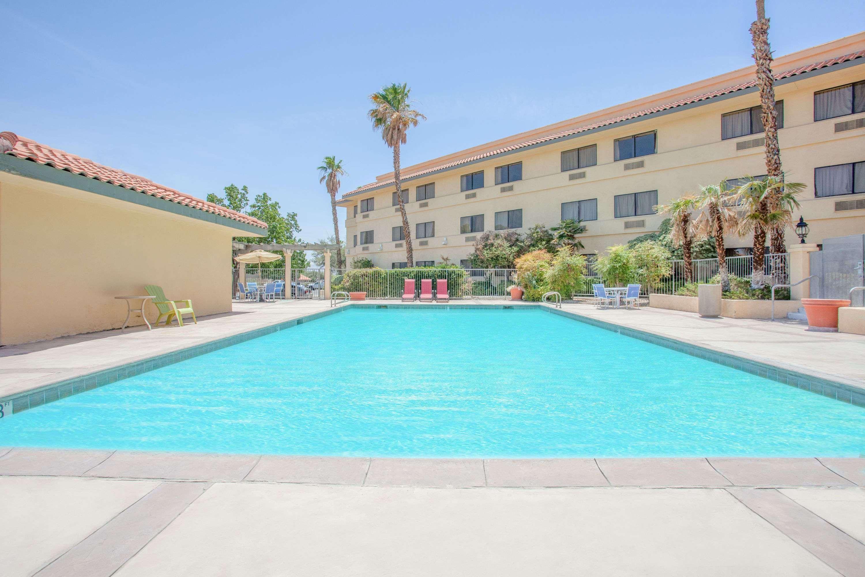 Ramada By Wyndham Barstow Hotel Exterior photo